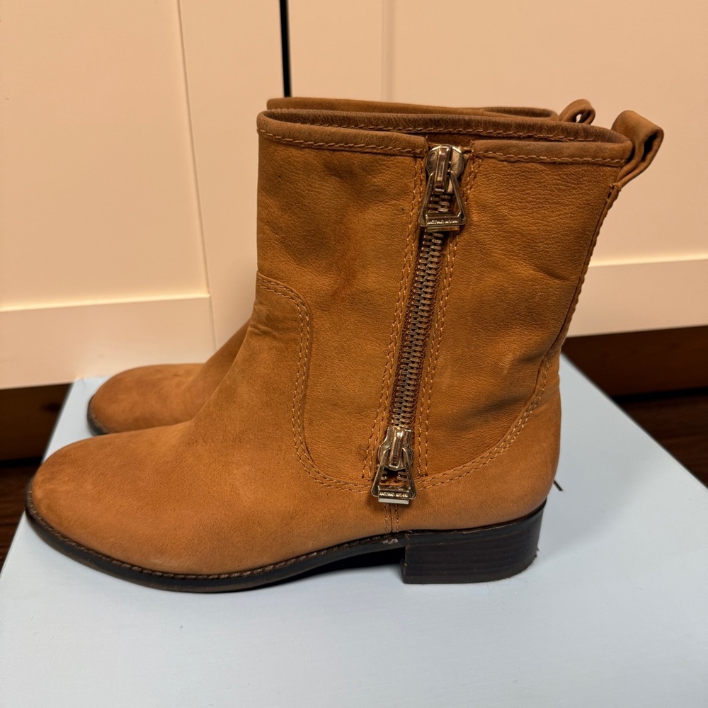 NWOT ANTONIA MELANI ELIOT LUGGAGE TAN BOOTS GOLD ZIPPERS